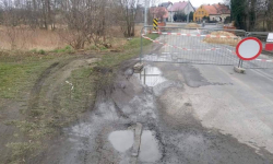 "Ciężarówki niszczą nam drogi". Kierowcy lekceważą zakazy i niszczą drogi w Wilczkowie