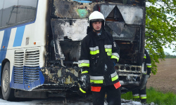Pożar autobusu na drodze wojewódzkiej koło Środy Śląskiej [aktualizacja]