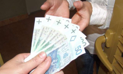 Chciała jej sprzedać firanki. Oszukała 78-letnią kobietę