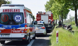 Osobówka zderzyła się z motocyklem. Kierowca zabrany przez śmigłowiec LPR