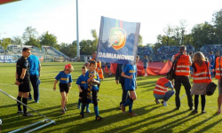 Dzieci z Damianowa wyprowadziły na boisko piłkarzy z Miedzi Legnica