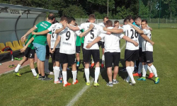 Wysoka porażka seniorów, juniorzy nie zawiedli – przegląd meczów średzkiego klubu