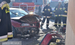 Wjechał w betonowe ogrodzenie i uszkodził dwa samochody