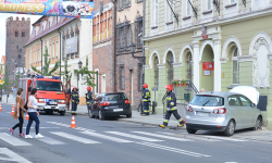 W wyniku zderzenia jeden z kierowców wjechał w budynek ratusza [foto]