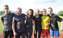 Ojciec i córka wspólnie trenują młodych sportowców