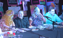 Na tym spektaklu aktorów można było jedynie usłyszeć