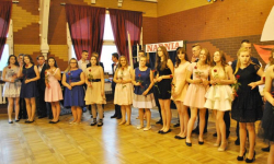 Gimnazjaliści zakończyli rok szkolny polonezem i przedstawieniem