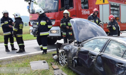 Dwie osobówki zderzyły się na skrzyżowaniu DK 94 w pobliżu Juszczyna. Jedna z nich wjechała do rowu