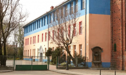 Od września uczniowie na świadectwie nie będą już mieli nazwy szkoły im. Jana Pawła II