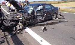 Próbował wyprzedzać. Uderzył w jadący naprzeciwko samochód