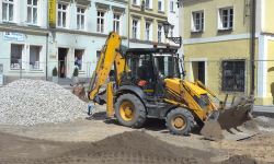 W trakcie prac na średzkim rynku doszło do awarii sieci wodociągowej