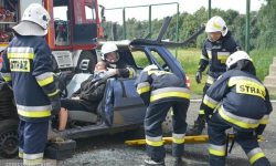 Na festynie w Udaninie strażacy uratowali uwięzioną w aucie kobietę