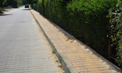 "Chodnik jest tak wąski, że nawet wózek się nie mieści"