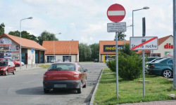 Średzki drogowy absurd. Jak dojechać do nowego Dino i nie złamać przepisu drogowego?