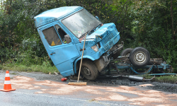 Kolizja na drodze wojewódzkiej. Auto zostało "zmasakrowane" [foto]