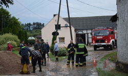 Powalone drzewa, zalane piwnice i pożar garażu. Bilans strażaków po nawałnicy