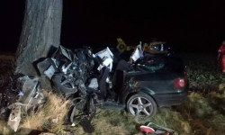 Na prostej drodze wjechał w drzewo. 18-latek zginął na miejscu [foto]