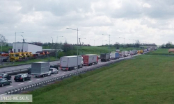 Samochód dostawczy wypadł z drogi na autostradzie