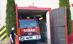 Osobówka wjechała w remizę strażacką w Ujeździe Górnym. Sprawca zbiegł z miejsca zdarzenia