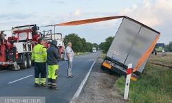 Cieżarówka wjechała do rowu. Próba wyciągnięcia jej trwała kilka godzin