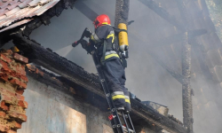 Zalana piwnica i pożar słomy w byłym PGR. Interwencje strażaków