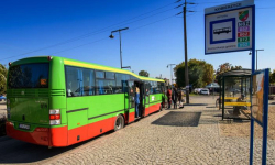 Urzędnicy podpisali umowę z przewoźnikami