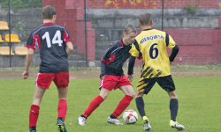 Porażka juniorów Bystrzycy w ulewnym deszczu [Galeria]