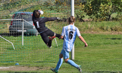 Beniaminek z Brzeziny ograł spadkowicza. Pierwsze zwycięstwo Kostomłotów. Derby gminy Udanin