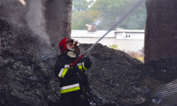 W nocy doszło do pożaru magazynu na terenie dawnej cukrowni w Malczycach [aktualizacja] [foto]