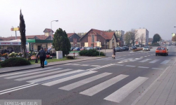 Podwójne pasy koło handlowca. Przez które przejść?