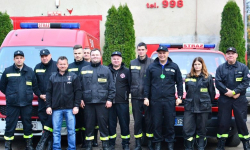 Ochotnicy z Ujazdu Górnego rozdawali odblaski mieszkańcom 