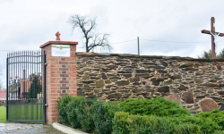 Nowy mur przy kościele w Cesarzowicach