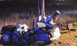 Samochód osobowy wypadł z drogi i uderzył w drzewo. Są poszkodowani