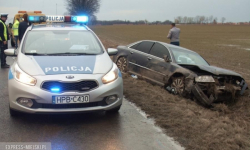 Między Cesarzowicami, a Piersnem dachował samochód. Poszkodowana matka z córką