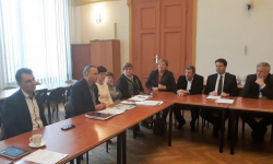 Debata o przyszłości powiatowej komunikacji w średzkim starostwie