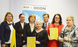 Wójt, dyrektor i nauczyciele odebrali dla szkoły certyfikat