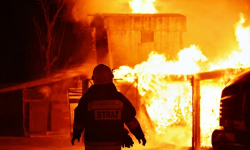 Pożar budynku gospodarczego w Rakoszycach. Na miejsce wezwano kilka zastępów straży pożarnej [foto]