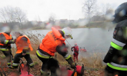 Ponad dwudziestu strażaków było nad zbiornikiem wodnym w Brodnie. Co tam robili?