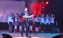 Młodzi aktorzy z Miękini wystąpili przed blisko setką żołnierzy