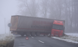 Tir wpadł w poślizg i wjechał do rowu. Droga jest zablokowana