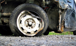 W osobówce strzeliła opona. Auto wjechało na pole