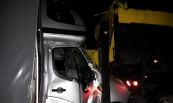 Bus zderzył się z piaskarką na autostradzie. Straty oszacowano na 50 tys. złotych