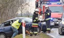 Osobówka wypadła z drogi i wjechała do rowu. Kierująca kobieta została poszkodowana