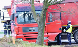 Tir wypadł z drogi wojewódzkiej koło Środy Śląskiej. Są utrudnienia w ruchu