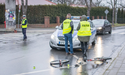 Zderzenie na skrzyżowaniu Ogrodów Zamkowych z Kolejową. Rowerzysta wjechał pod osobówkę