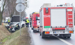 Osobówka zderzyła się z samochodem dostawczym. Poszkodowana została kobieta