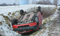 Poszkodowany przez kilka minut był uwięziony w aucie. Nikt z przejeżdżających nie udzielił mu pomocy