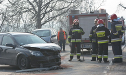 Osobówka zderzyła się z autem dostawczym. Droga jest częściowo zablokowana