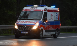 Strażacy pomogli ratownikom medycznym w zniesieniu pacjenta