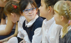 Wsparcie edukacyjne dla blisko 100 uczniów ze placówek oświatowych w Kostomłotach